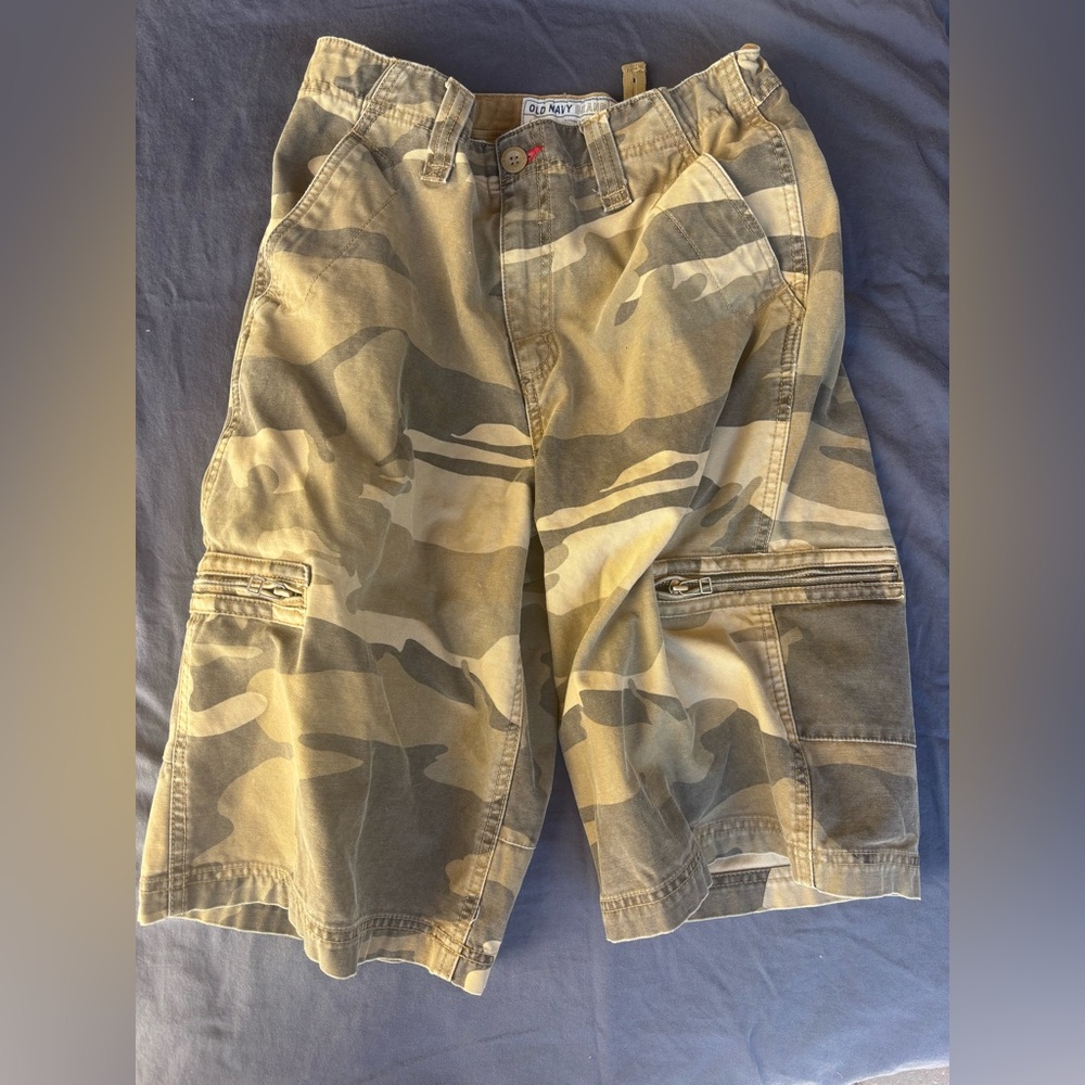 Vintage Old Navy Men's Camo Cargo Shorts - Olive and Tan Size 16
